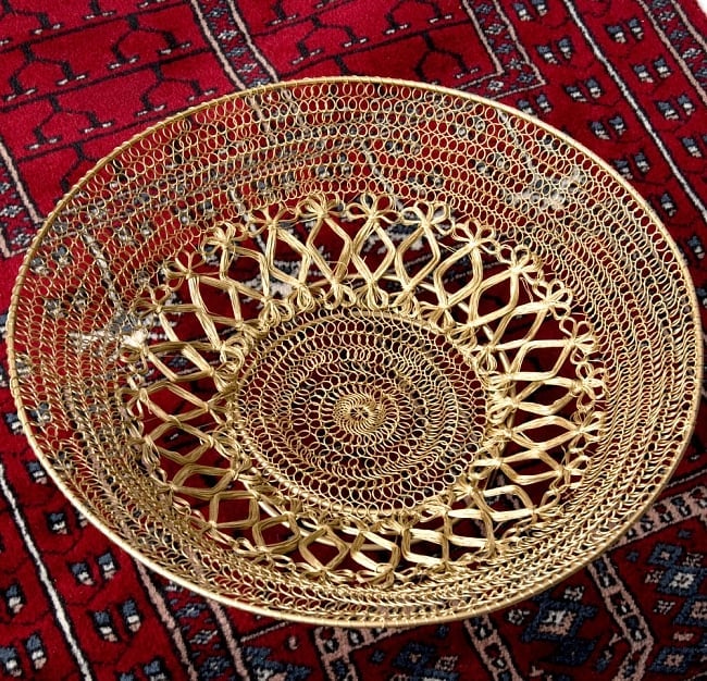 金色のメタルワイヤー飾り皿[直径:40cm]の写真1枚目です。ワイヤーディッシュと、ワイヤープレート用置き台を一緒に撮影しました飾り皿,デコレーション プレート,インテリア,大皿,装飾