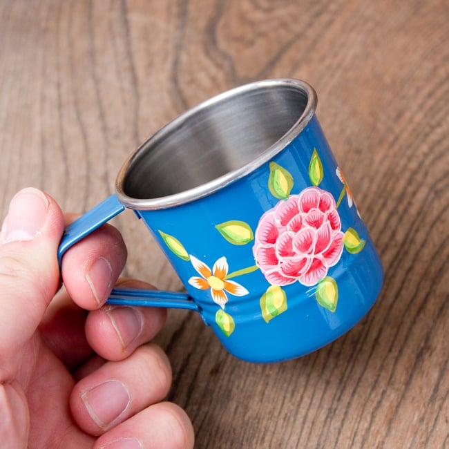 どこか懐かしいレトロテイスト　手描きカシミールペイントのミニマグカップ[直径：6cm x 高さ：5.9cm ] - 小花模様 8 - このくらいのサイズ感になります

