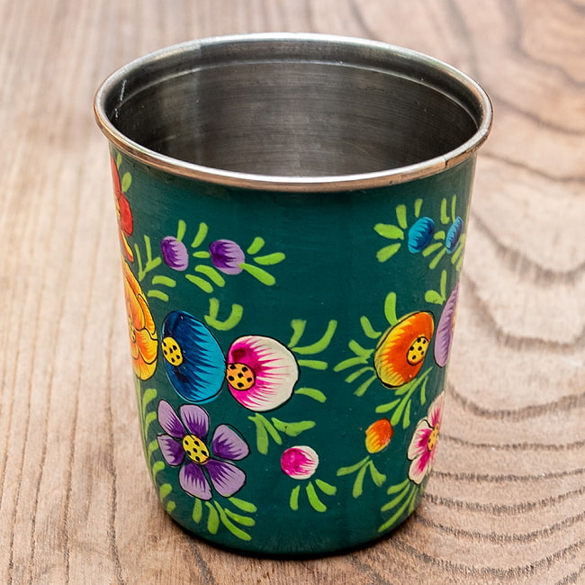 どこか懐かしいレトロテイスト　手描きカシミールペイントのチャイカップ[直径：6.4cm x 高さ：7.5cm ] - 小花模様 2 - 反対側もキレイにペイントされています