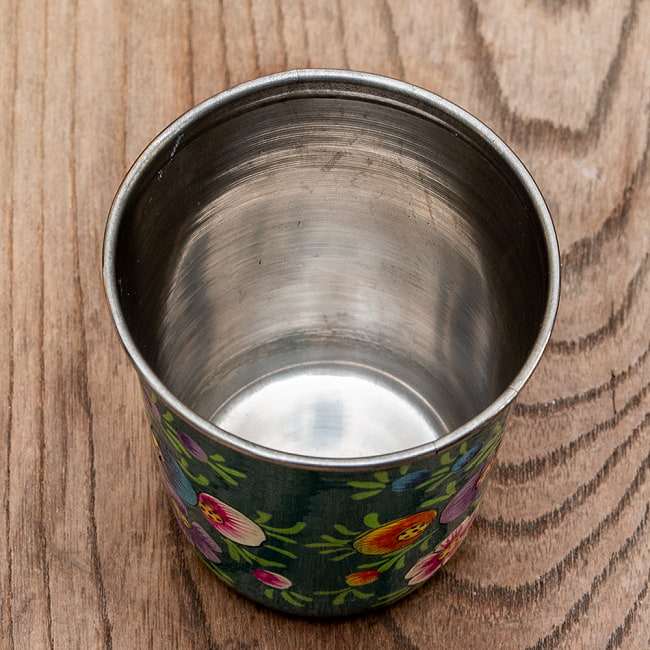どこか懐かしいレトロテイスト　手描きカシミールペイントのチャイカップ[直径：6.4cm x 高さ：7.5cm ] - 小花模様 5 - 中はステンレスのままなので、安心してご使用いただけます。