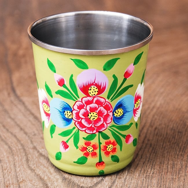 どこか懐かしいレトロテイスト　手描きカシミールペイントのチャイカップ[直径：6.4cm x 高さ：7.5cm ] - 小花柄 2 - 反対側もキレイにペイントされています
