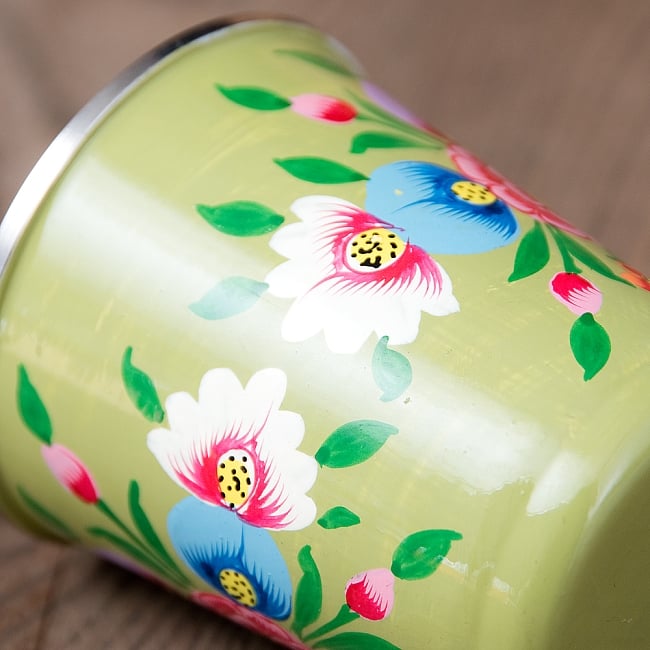 どこか懐かしいレトロテイスト　手描きカシミールペイントのチャイカップ[直径：6.4cm x 高さ：7.5cm ] - 小花柄 4 - 丁寧にペイントされています