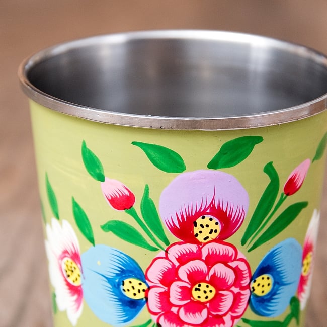 どこか懐かしいレトロテイスト　手描きカシミールペイントのチャイカップ[直径：6.4cm x 高さ：7.5cm ] - 小花柄 6 - 手描きのぬくもりがあります
