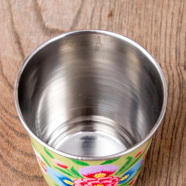 どこか懐かしいレトロテイスト　手描きカシミールペイントのチャイカップ[直径：6.4cm x 高さ：7.5cm ] - 小花柄 7 - 中はステンレスのままなので、安心してご使用いただけます。