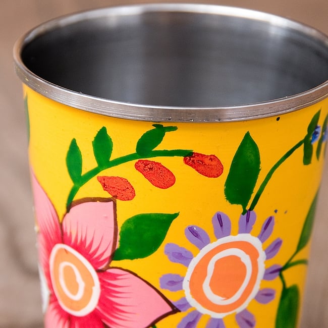 どこか懐かしいレトロテイスト　手描きカシミールペイントのチャイカップ[直径：6.4cm x 高さ：7.5cm ] - 花柄 6 - 手描きのぬくもりがあります