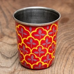 どこか懐かしいレトロテイスト　手描きカシミールペイントのチャイカップ[直径：6.4cm x 高さ：7.5cm ] - 伝統模様