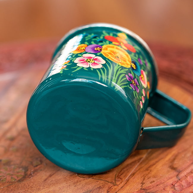 どこか懐かしいレトロテイスト　手描きカシミールペイントのマグカップ[直径：8cm x 高さ：7.9cm ] - 更紗模様 5 - 底面の写真です