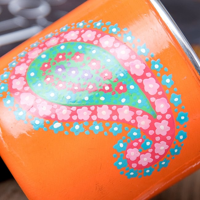どこか懐かしいレトロテイスト　手描きカシミールペイントのマグカップ[直径：8cm x 高さ：7.9cm ] - オレンジペイズリー 4 - 丁寧にペイントされています