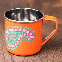 どこか懐かしいレトロテイスト　手描きカシミールペイントのマグカップ[直径：8cm x 高さ：7.9cm ] - オレンジペイズリーの商品写真