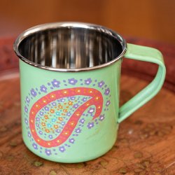 どこか懐かしいレトロテイスト　手描きカシミールペイントのマグカップ[直径：8cm x 高さ：7.6cm ] - グリーンペイズリー