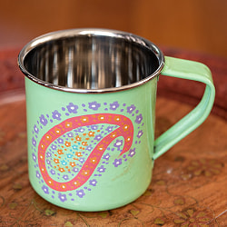 どこか懐かしいレトロテイスト　手描きカシミールペイントのマグカップ[直径：8cm x 高さ：7.9cm ] - グリーンペイズリーの商品写真