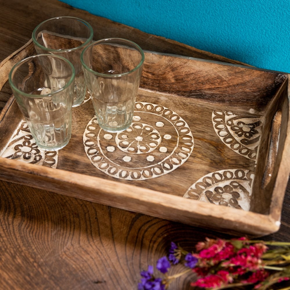 手彫りのマンゴーウッドトレイ Mサイズ 【30cm×20cm】2枚目の説明写真です
