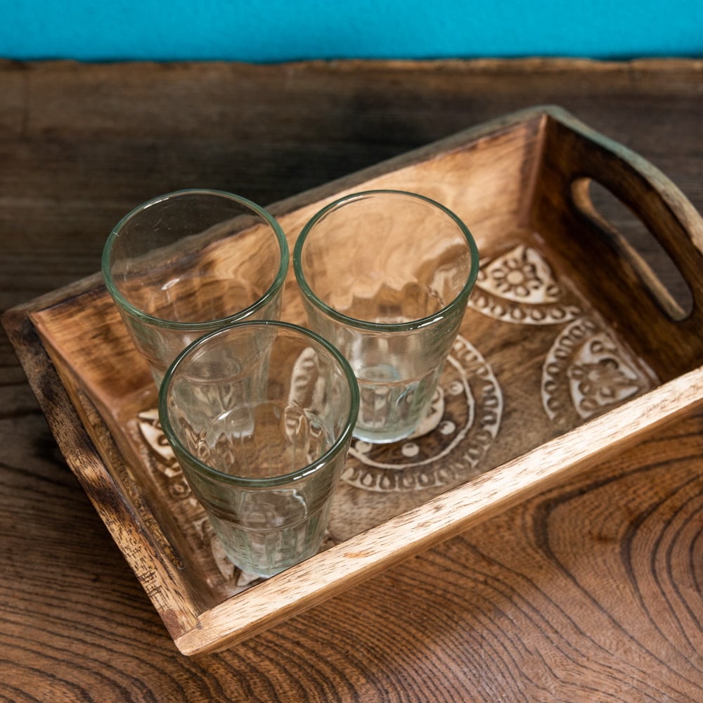 手彫りのマンゴーウッドトレイ Sサイズ 【25cm×15cm】2枚目の説明写真です