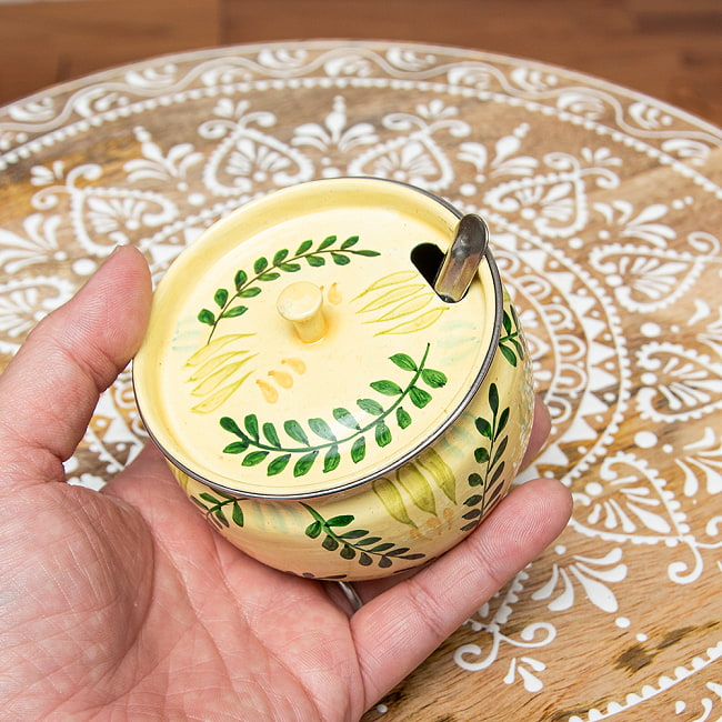 手描きカシミールペイントの壺型卓上シュガーポット ギーポット〔約8.5cm〕 - シダ模様 6 - かわいいサイズ感です。