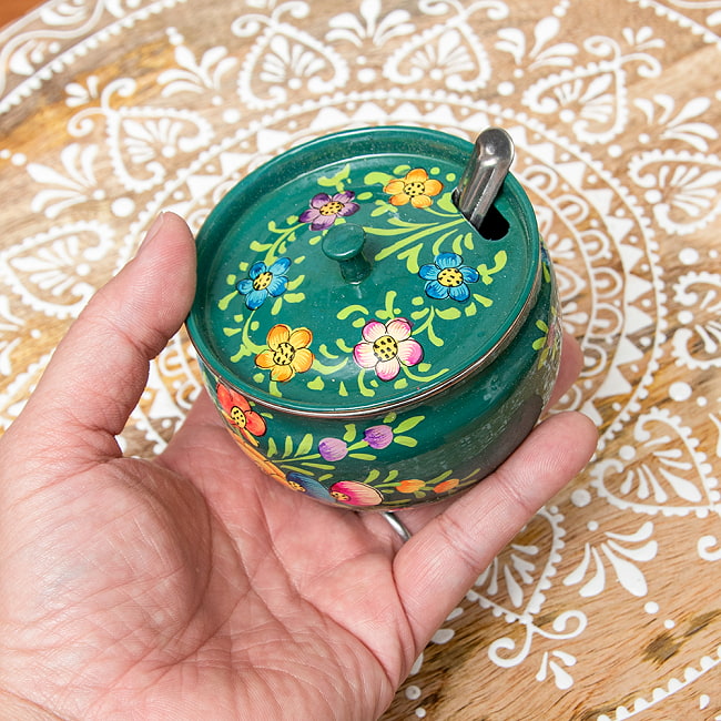 手描きカシミールペイントの壺型卓上シュガーポット ギーポット〔約8.5cm〕 - 更紗ブルーグリーン系 6 - かわいいサイズ感です。
