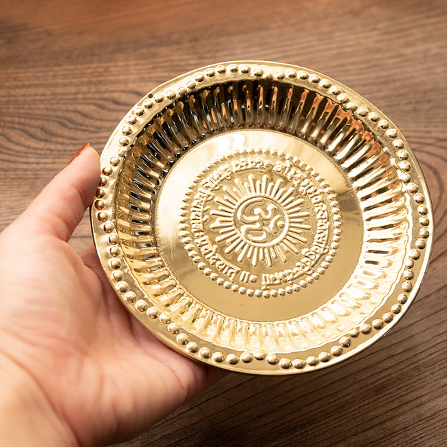 【祭壇用】オーンの礼拝皿　【直径：約14cm】 6 - 手に取るとこれくらいの大きさです。