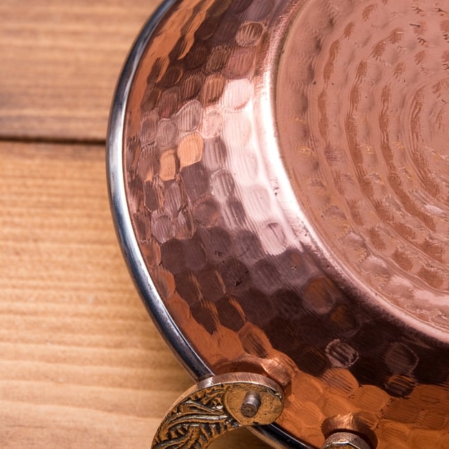 槌目銅装飾仕上げのステンレスカダイ[装飾持ち手付]サービングパン　食器・お皿〔約13cm〕 5 - 打ち出し銅のパターンが綺麗です