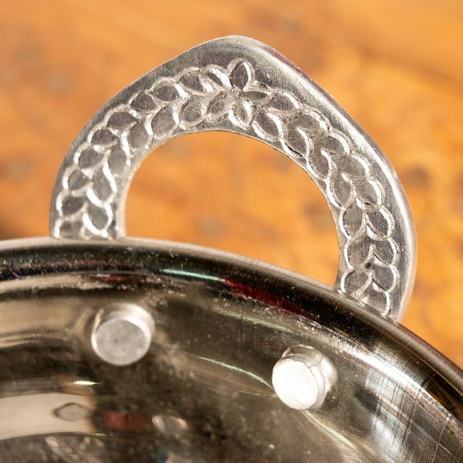 槌目装飾仕上げのステンレスカダイ[装飾持ち手付]サービングパン　食器・お皿〔約13cm〕 9 - 持ち手のデザインはこのように入荷時期により様々です。