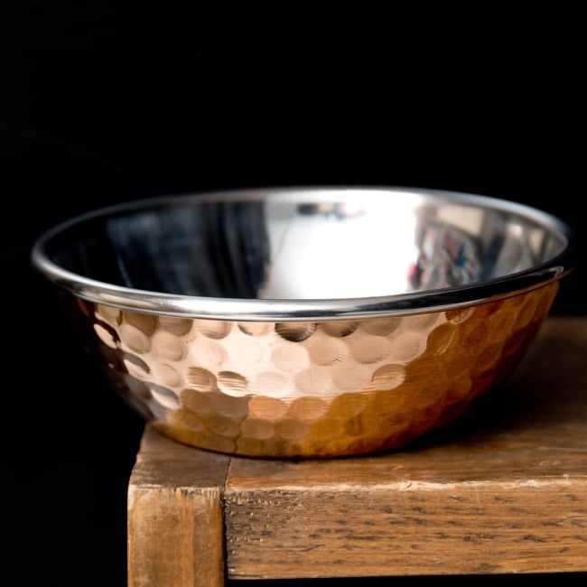 インドの銅装飾　高級カトリ【高さ：3.5cm×直径：11.5cm】 フィンガーボウルにもの写真1枚目です。インドからやってきたフィンガーボウルです。銅 食器,銅装飾,ハンドバスボウル,食器,カトリ,小皿,ターリー皿