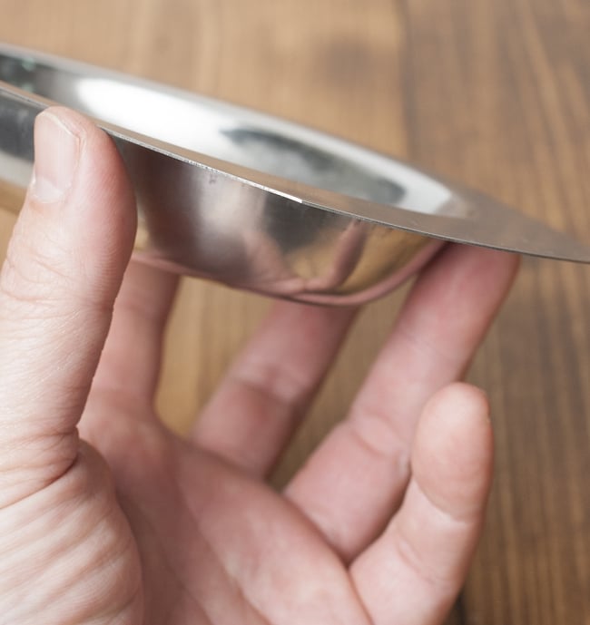 薄手のオーバルプレート【小】[20.5cm] 4 - 薄手のステンレスで作られています。端の折り曲げ処理などはされておりません