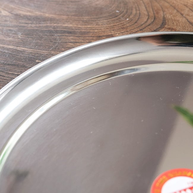 カレー大皿 [約27.5cm]-重ね収納ができるタイプ 5 - サイズ比較の為、手に持ってみたところです。中のシールは異なる場合があります
使い勝手の良いサイズだと思います！