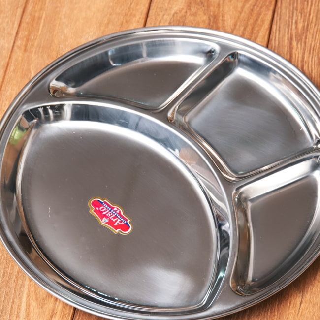 カレー丸皿【32cm】 3 - 一枚で分割して食べ物を入れられるので、とっても便利。