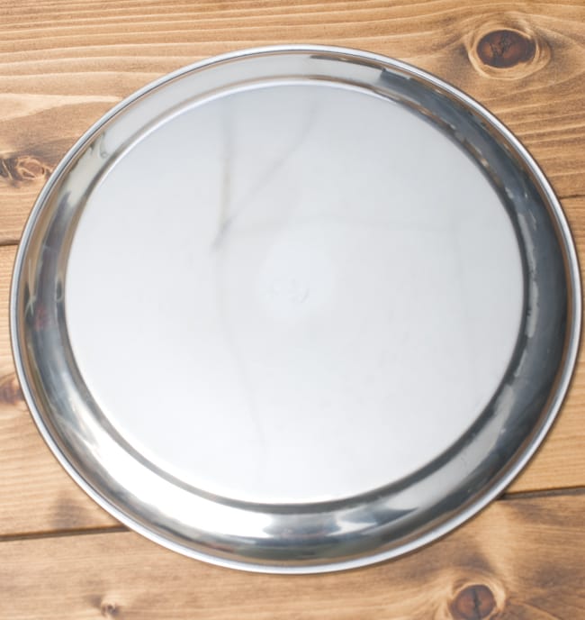 浅めのカレー大皿 [深さ約1.5cm 直径約28cm]-重ね収納ができるタイプ 5 - 手に取るとこれくらいの大きさ。使いやすいサイズです。