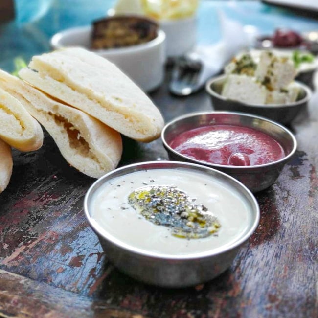 重ねられるカレー小皿 ダールカトリ(約9cm×約3.3cm） 8 - インド料理以外にも使いみちは様々。日々の食卓を美しく演出してくれます。