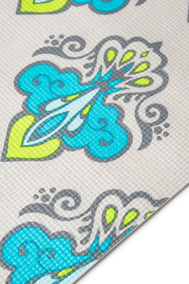 エスニック柄 ヨガマット（6mm） - ダマスクグレー 3 - UPにしてみました。エンボス加工になっています。マットの厚みは使い勝手の良い6ｍｍです