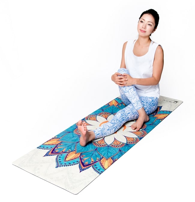 [ストラップ欠品](天然ゴム)高品質エスニックヨガマット4mm - 7チャクラフラワーオブライフ 10 - 以下同ジャンル品の写真です。ゆったりとポーズを決めることができるサイズ感です。