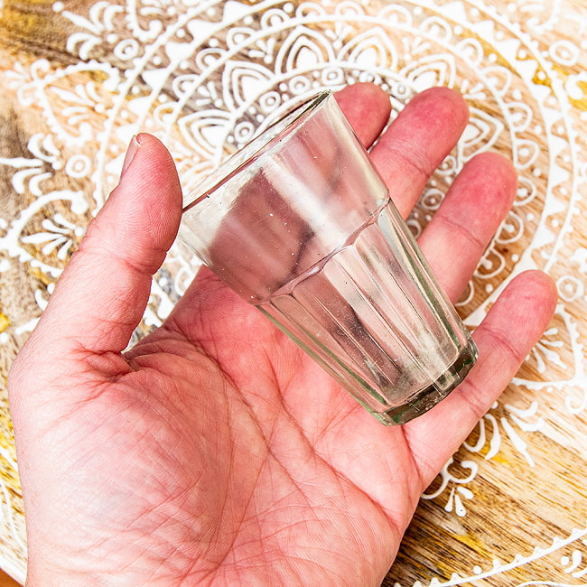 ワケアリ:インドのチャイカップ 11個セット-約8.5cm- 5 - 手に取るとこれくらいの大きさです。