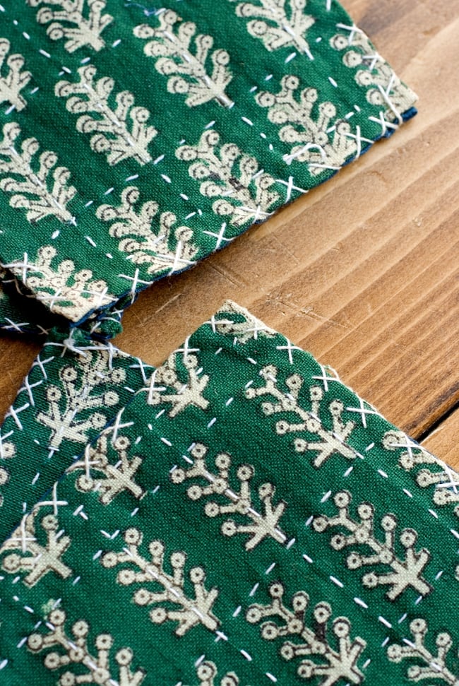 【6枚セット】カンタ刺繍とウッドブロックの手造りコースター　緑系 4 - 裁縫部分を拡大してみました、シンプル故の温かみがあります