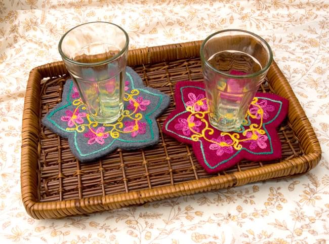 フェルトの花柄コースター 【茶】 7 - トレイに乗せてもいい感じ。