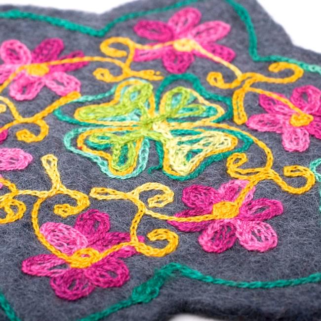フェルトの花柄コースター 【グレー】 3 - 刺繍をアップにしてみました。