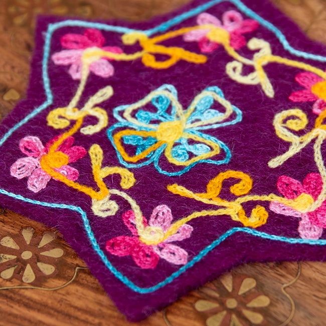 フェルトの花柄コースター 【濃紫】 2 - カラフルな糸で刺繍が施されています。