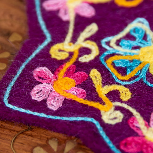 フェルトの花柄コースター 【濃紫】 3 - 刺繍をアップにしてみました。