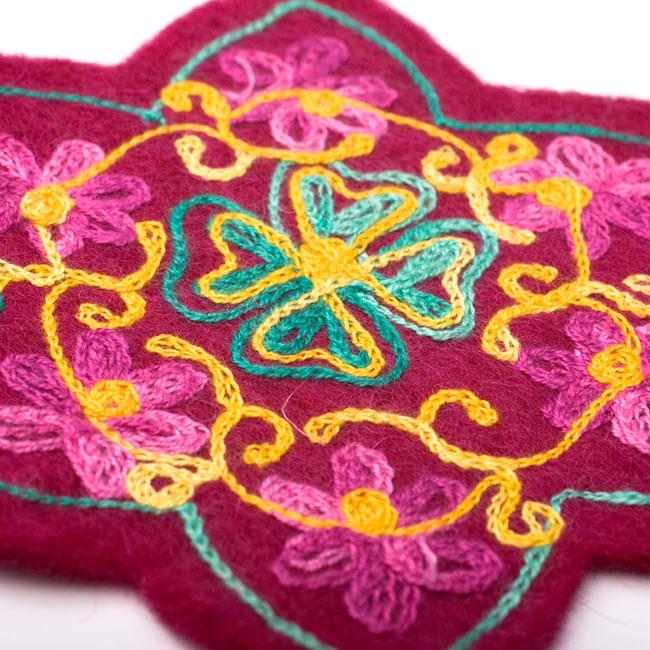 フェルトの花柄コースター 【ワイン】 3 - 刺繍をアップにしてみました。