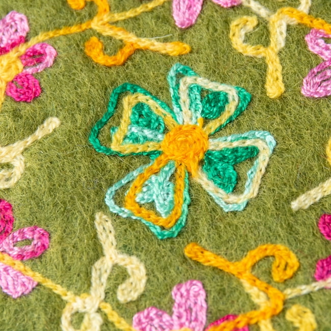 フェルトの花柄コースター 【カーキ】 3 - 刺繍をアップにしてみました。