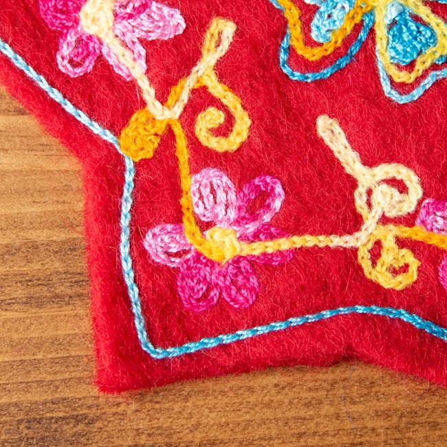 フェルトの花柄コースター 【赤】 3 - 刺繍をアップにしてみました。