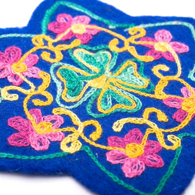 フェルトの花柄コースター 【青】 3 - 刺繍をアップにしてみました。