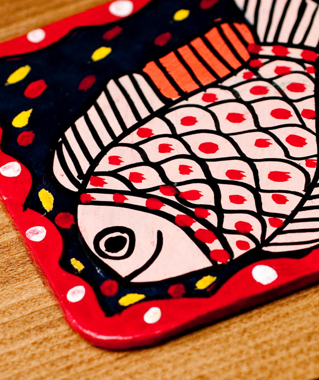 〔四角形〕 ミティラー画のコースター - 赤色枠 薄ピンクお魚 2 - 拡大写真です。ひとつひとつ描いているので、細かい点が若干異なる場合がございます。