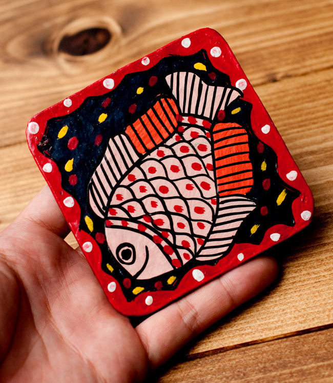 〔四角形〕 ミティラー画のコースター - 赤色枠 薄ピンクお魚 3 - サイズを感じていただく為、手に持ってみたところです。(以下の写真は同ジャンル品のものとなります。)