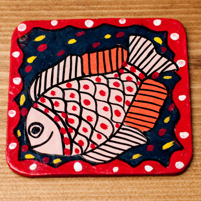 〔四角形〕 ミティラー画のコースター - 赤色枠 薄ピンクお魚の写真