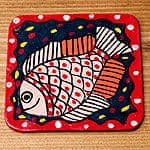 〔四角形〕 ミティラー画のコースター - 赤色枠 薄ピンクお魚の商品写真