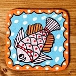 〔四角形〕 ミティラー画のコースター - オレンジ縁×薄ピンク色 お魚の商品写真