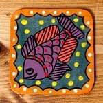 〔四角形〕 ミティラー画のコースター - オレンジ縁×紫色 お魚の商品写真