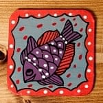 〔四角形〕 ミティラー画のコースター - 赤縁×紫色 お魚の商品写真