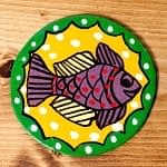 〔丸型〕 ミティラー画のコースター - 黄色背景×紫色 お魚の商品写真