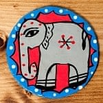 〔丸型〕 ミティラー画のコースター - 赤色背景×グレー象さんの商品写真