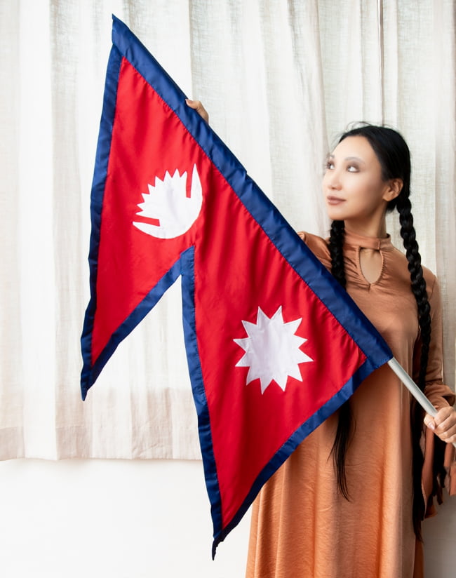 レストランなどに！ネパールの国旗（87cm x 55cm） 2 - これくらいのサイズ感です